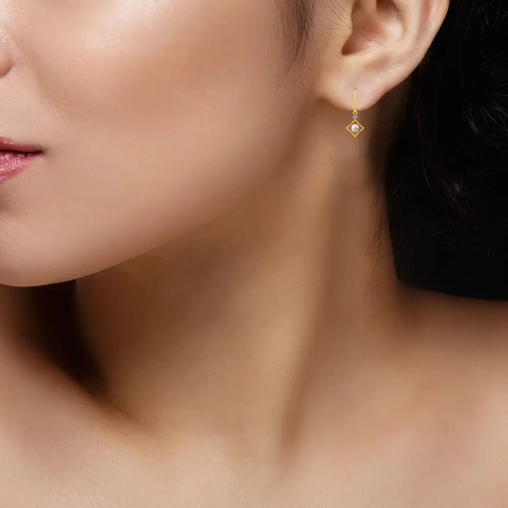 22k American Diamond Shaped Gold Earrings With A Pearl And Stone Detailing