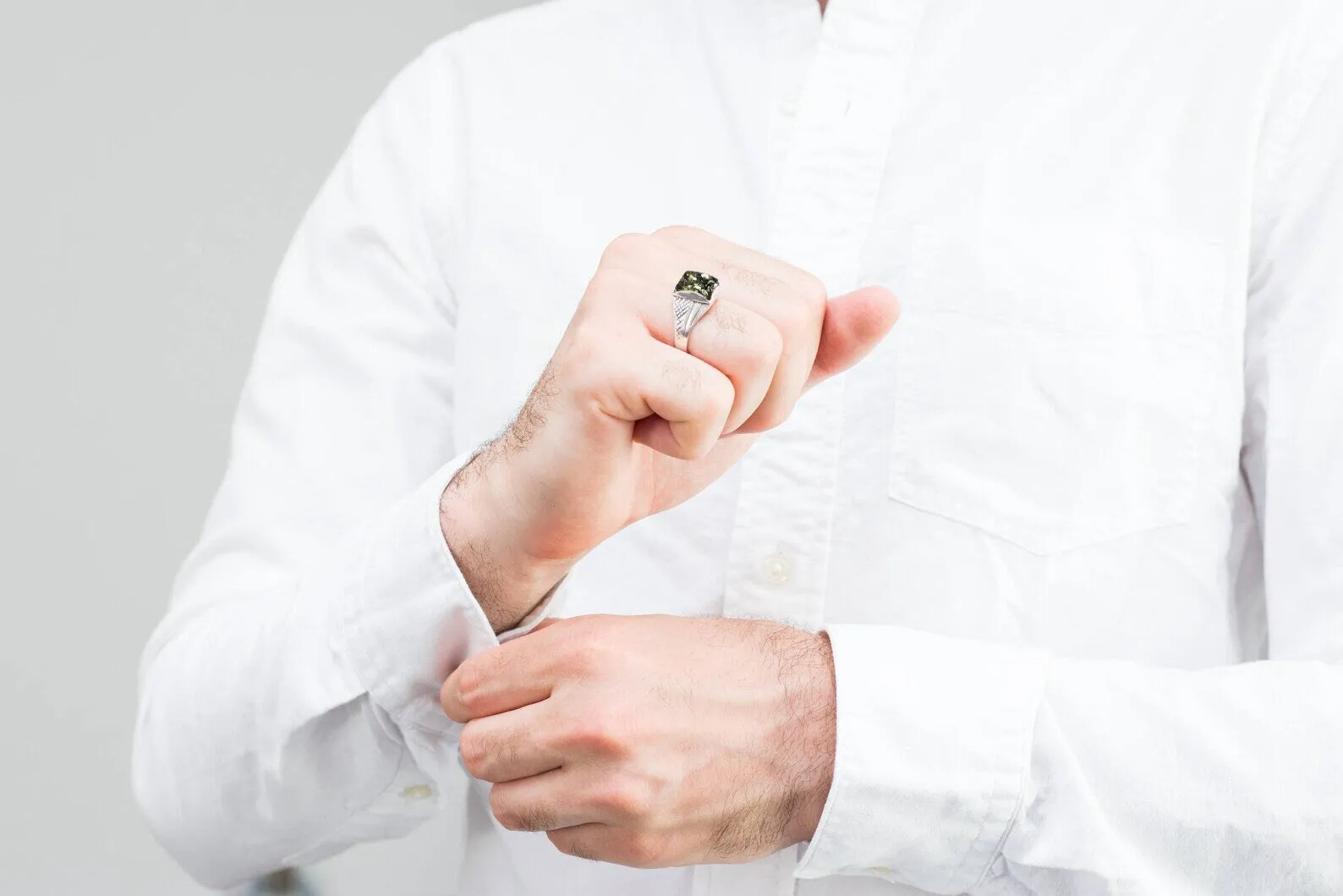 Elegant Men's Green Amber Solitaire Ring in Sterling Silver – Perfect for the Modern Gentleman