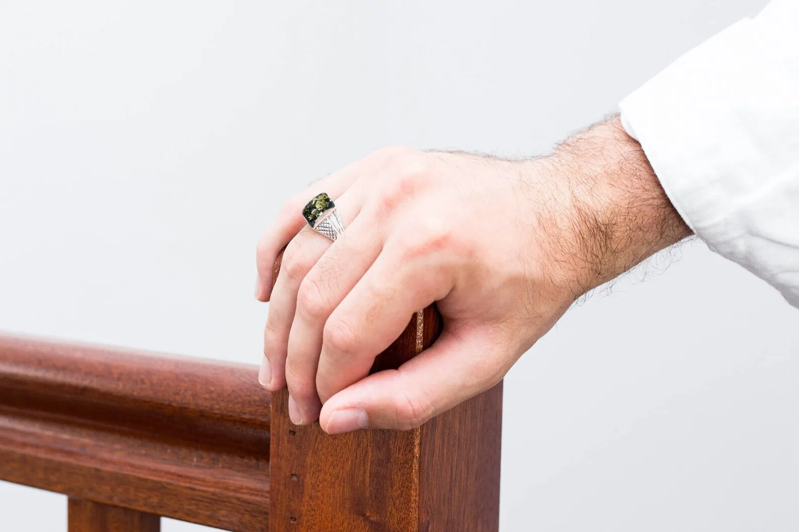 Elegant Men's Green Amber Solitaire Ring in Sterling Silver – Perfect for the Modern Gentleman