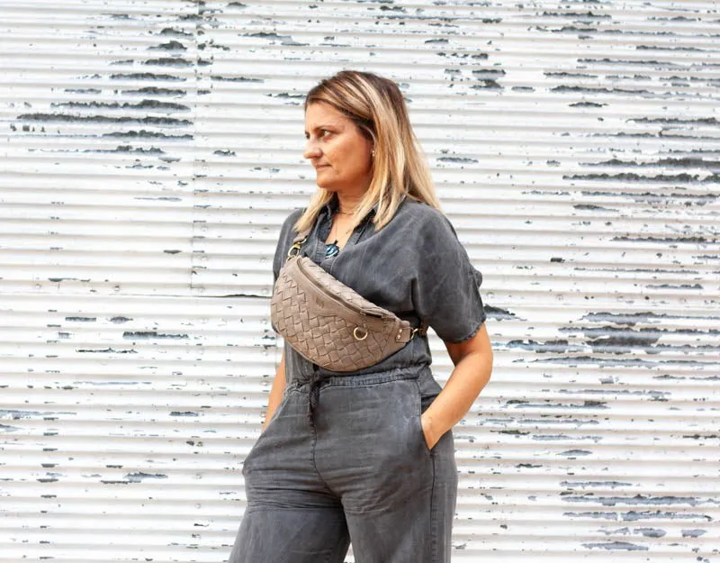Haris fanny pack - Stone grey handwoven leather