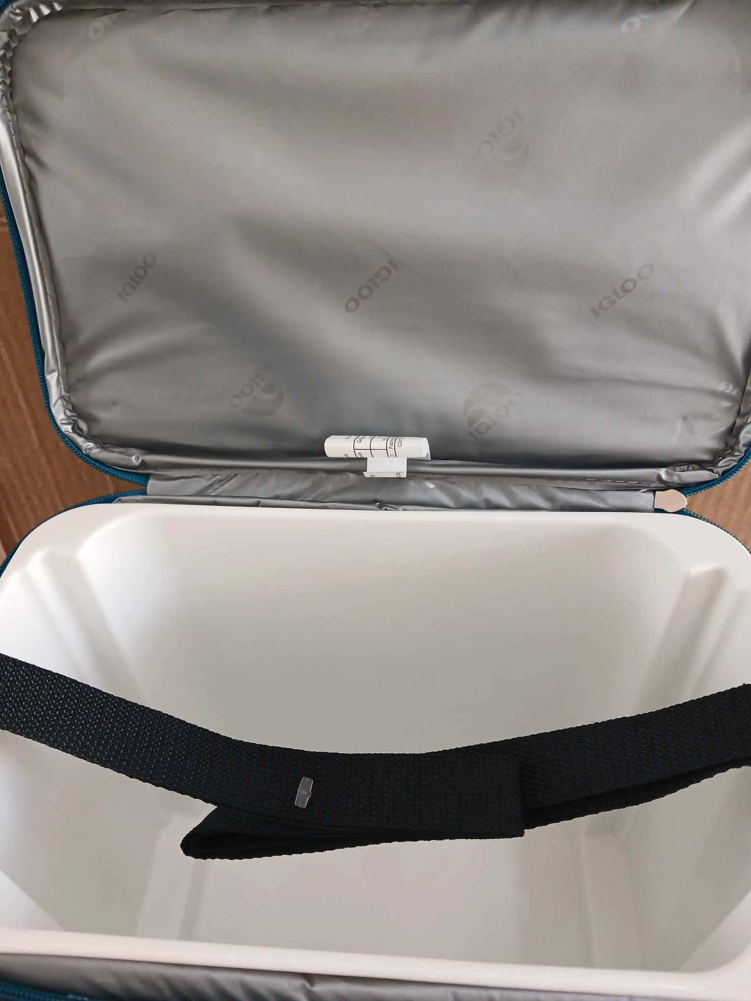 Igloo Cooler Bag (12 Cans Max) Hard Liner Cooler (Available color Red/black)